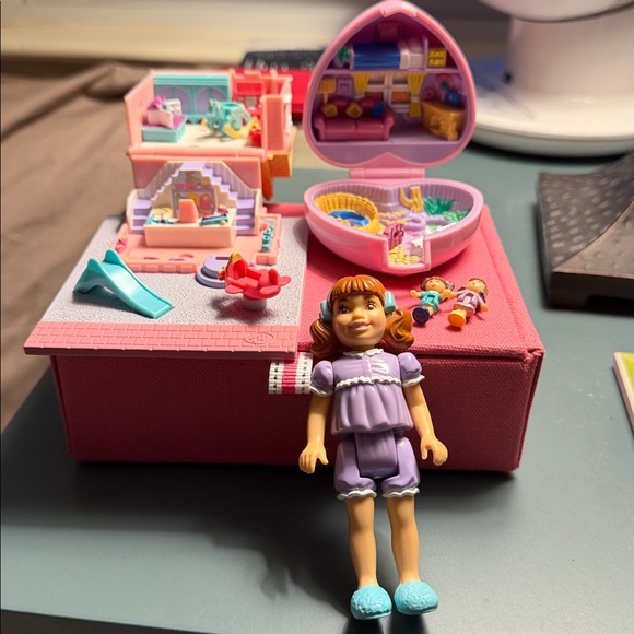 Charming Dollhouse Playset with Heart Case - Picture 7 of 8